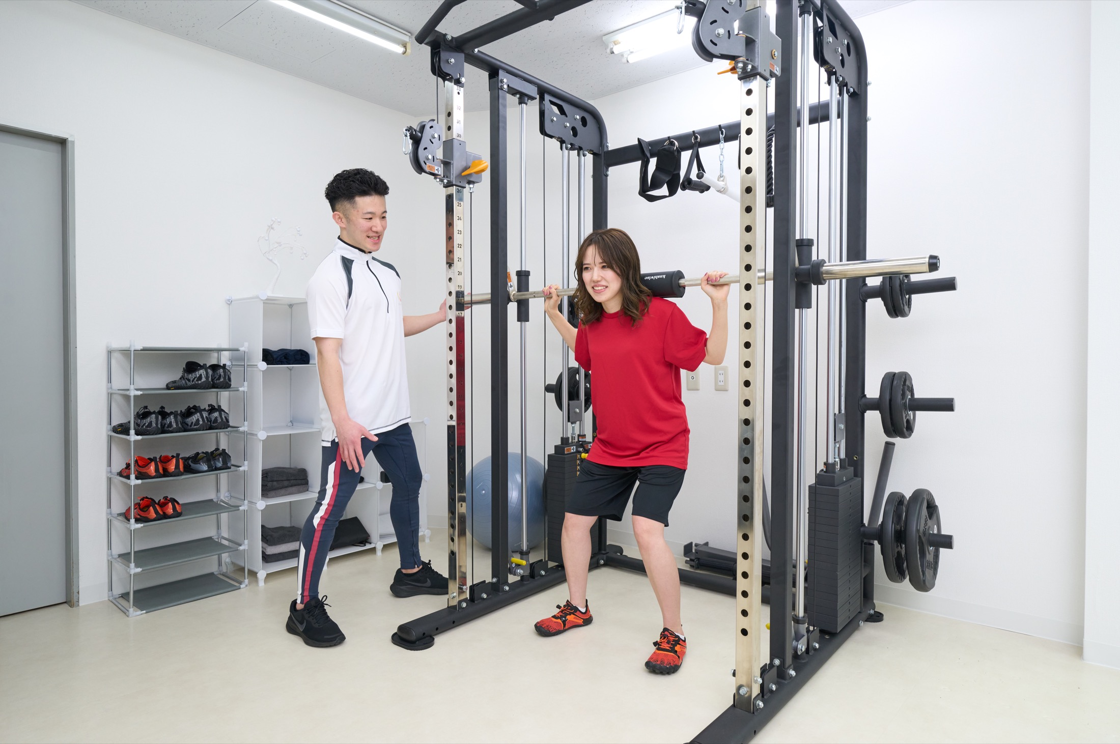 トレーナーの指導を受けながらトレーニングするお客様